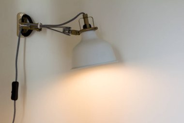 Duvar arka plan üzerinde Asjustable beyaz lamba