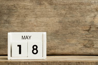 Ahşap arka plan üzerinde beyaz blok takvim mevcut Tarih 18 ve ay olabilir