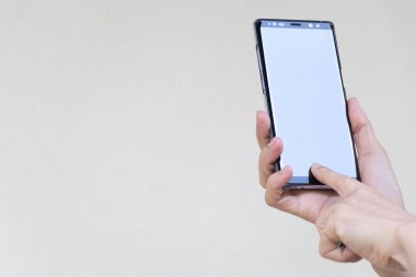 Bangkok, Tayland - 26 Aralık 2017 kadın kahverengi beton duvar arka plan üzerinde Samsung Galaxy Not 8 tutun, bu cep telefonu android işletim sistemi kullanmak.