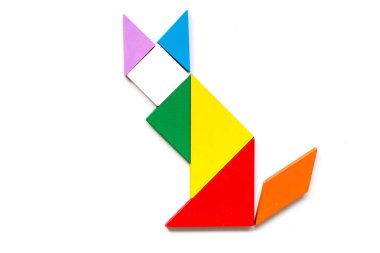 Renk ahşap tangram bulmacanın beyaz arka plan üzerinde kedi şeklinde