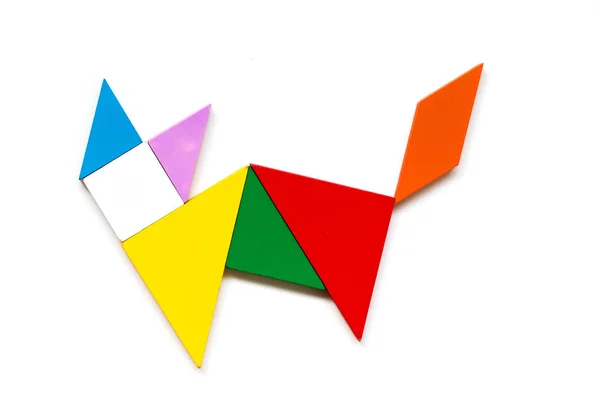 Χρώμα ξύλου tangram παζλ σε σχήμα γάτας σε λευκό φόντο — Φωτογραφία Αρχείου