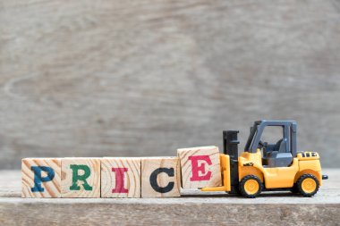 Oyuncak forklift kelime fiyat ahşap arka plan üzerinde tamamlamak için mektup blok E tutun