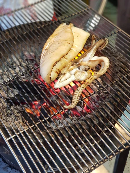 Taze kalamar ızgara ocakta kömür arka plan kullanın tarafından yemek — Stok fotoğraf