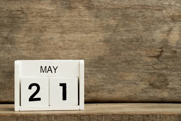 Calendario bloque blanco fecha actual 21 y mes mayo sobre fondo de madera — Foto de Stock