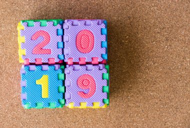 Alfabe puzzle Word 2019 mantar pano arka plan üzerinde köpük