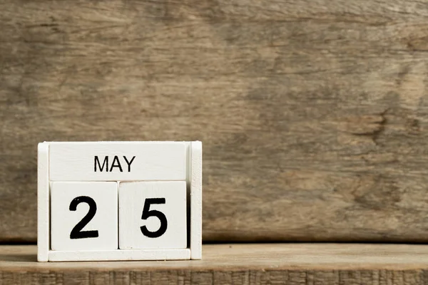 Weißer Blockkalender präsentiert Datum 25 und Monat Mai auf Holz-Hintergrund — Stockfoto