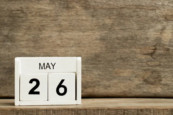 Calendario bloque blanco fecha actual 26 y mes mayo sobre fondo de madera — Foto de Stock