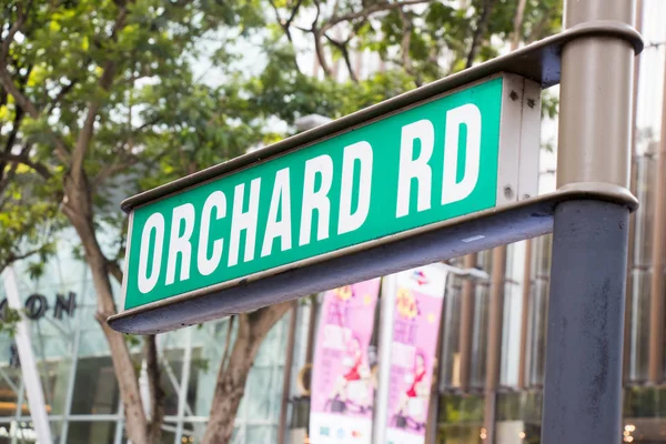 Orchard Road, Singapore: 7. toukokuuta 2017: Orchard rd kyltti Singaporessa, jossa on kuuluisa ostoskeskus tällä kadulla . — kuvapankkivalokuva