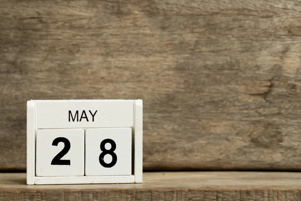 Weißer Blockkalender präsentiert Datum 28 und Monat Mai auf Holz-Hintergrund — Stockfoto