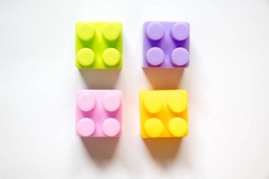 Çoklu kare plastik oyuncak blok beyaz arka plan üzerinde renkli