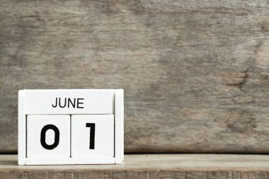 Mevcut Tarih 1 ve ay Haziran ahşap arka plan üzerinde beyaz blok takvim