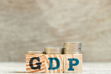Word'de GSYİH (gayri safi yurtiçi hasıla) sikke ahşap arka plan üzerinde artış eğilimi ile engellemek