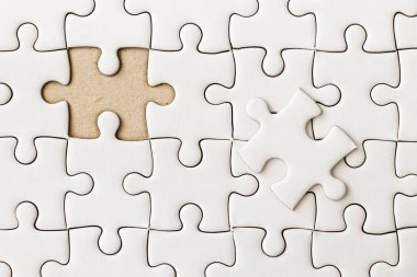 Düz jigsaw bekle eksik parça maç veya yerine getirmek için beyaz arka plan kapalı