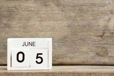 Beyaz blok takvimi ahşap zemin üzerinde mevcut tarih 5 ve ay Haziran