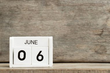Mevcut Tarih 6 ve ay Haziran ahşap arka plan üzerinde beyaz blok takvim