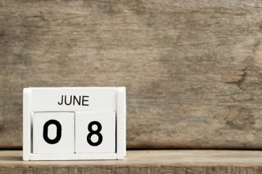 Mevcut Tarih 8 ve ay Haziran ahşap arka plan üzerinde beyaz blok takvim