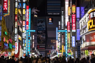 Tokyo, Japonya - 24 Nisan 2017: Kabukicho bölgesinin Tokyo Japonya'nın gece cadde görünümü. Kabukicho hotel gracery, eğlence ve bar godzilla başında var sokağım.