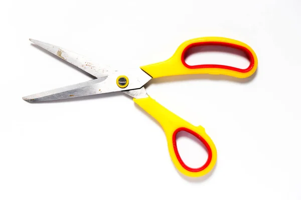 Tijeras de metal con soporte de plástico amarillo y rojo sobre fondo blanco —  Fotos de Stock