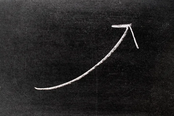 Άσπρη κιμωλία χέρι σχεδίασης σε σχήμα βέλους ανοδική τάση σε μαυροπίνακα φόντο — Φωτογραφία Αρχείου