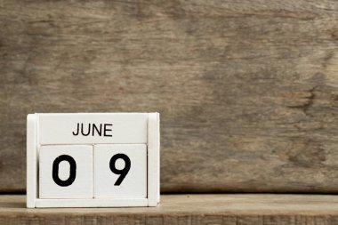 Mevcut Tarih 9 ve ay Haziran ahşap arka plan üzerinde beyaz blok takvim