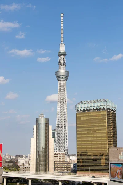 Tokyo, japan, 24. april 2017 tokyo skytree, der höchste turm in japan mit blauem himmelhintergrund — Stockfoto