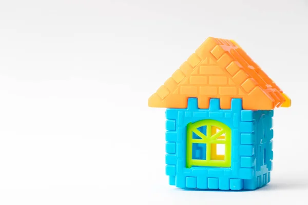 Enigma de brinquedo conectar como forma de casa no fundo branco (Conceito para casa de sonho ou investimento empréstimo de propriedade ) — Fotografia de Stock