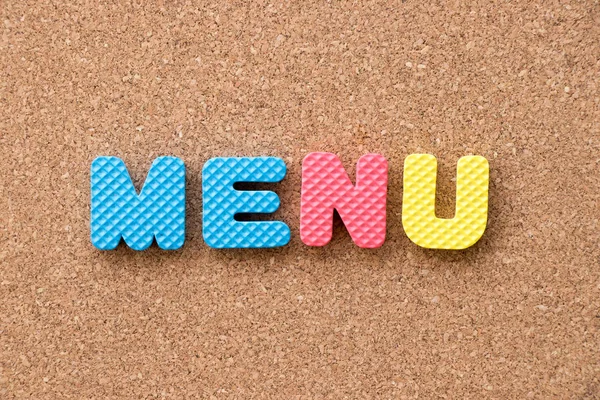 Giocattolo di colore schiuma alfabeto nel menu di parole su sfondo sughero bordo — Foto Stock