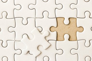 Düz jigsaw bekle eksik parça maç veya yerine getirmek için beyaz arka plan kapalı