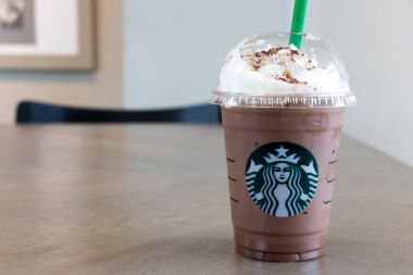 Ayutthaya, Tayland - 26 Aralık 2017 - Starbucks soğuk çikolata meşrubatının kırbaç krem plastik kap içinde. Bu en büyük kahve zinciri deposudur.