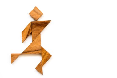 Ahşap tangram bulmacanın çalışan veya beyaz arka plan üzerinde mutlu bir adam şekil