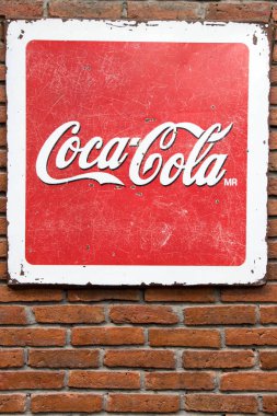 Bangkok, Tayland, 2 Aralık 2017 A eski grunge reklam billboard Coca-Cola için bir tuğla duvar. Coca-Cola popüler bir gazlı alkolsüz içecek olduğunu.