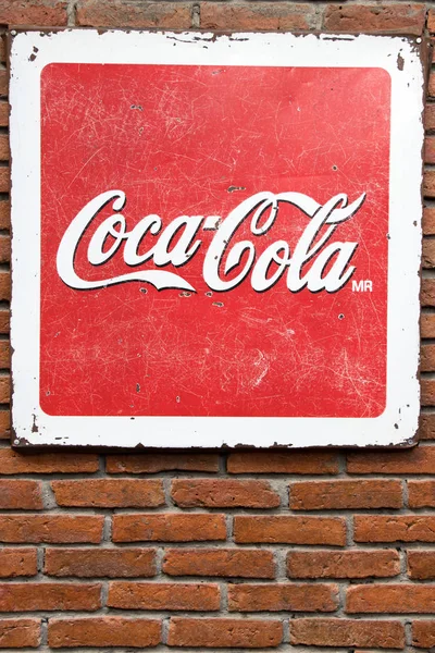 Bangkok, Tayland, 2 Aralık 2017 A eski grunge reklam billboard Coca-Cola için bir tuğla duvar. Coca-Cola popüler bir gazlı alkolsüz içecek olduğunu.