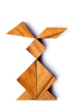 Beyaz arka plan üzerinde tavşan şeklinde ahşap tangram bulmacanın