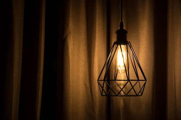 Gelbe Lampe hängt mit Vorhang Hintergrund — Stockfoto