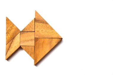 Beyaz arka plan üzerinde balık şeklinde bulmaca ahşap tangram