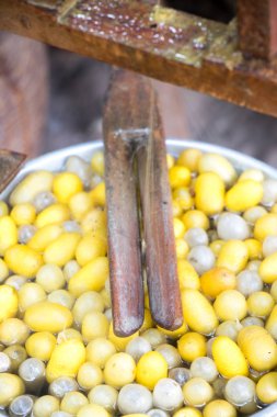 İpek makaralama için vintage yöntemi ve sıcak su arka planda sarı ve beyaz koza kapandı