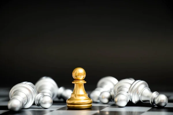 Gadai emas dalam menghadapi permainan catur dengan tim perak lain dengan latar belakang hitam (Konsep untuk strategi perusahaan, kemenangan bisnis atau keputusan) — Stok Foto