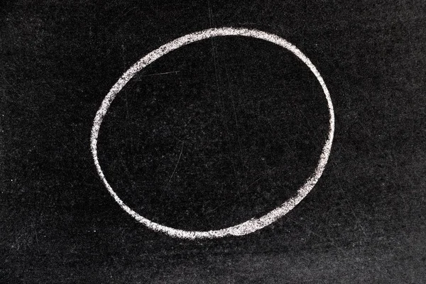 Craie blanche dessin à la main en forme de cercle sur fond de tableau noir — Photo