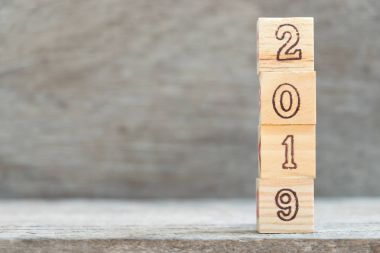 Mektup blok ahşap arka plan kopya alanı ile 2019 Word'de