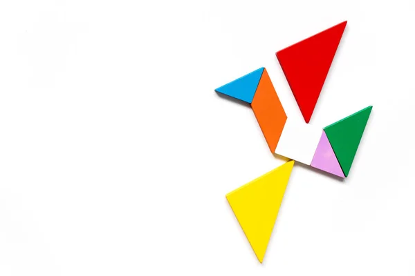 Χρώμα ξύλου tangram παζλ στο πέταγμα πουλιών σχήμα σε λευκό φόντο — Φωτογραφία Αρχείου