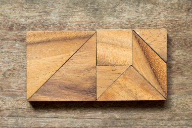 Ahşap arka plan üzerinde dikdörtgen şeklinde bulmaca Tangram