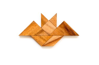 Beyaz zemin üzerine yarasa şeklinde ahşap tangram bulmacanın