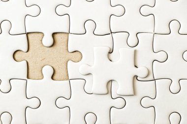 Düz jigsaw bekle eksik parça maç veya yerine getirmek için beyaz arka plan kapalı