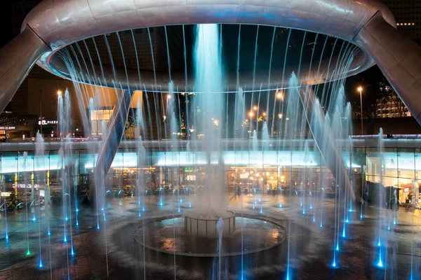 Singapore - 7 mei 2017: Fountain of Wealth is de destinatioin van de beroemde reizen gevestigd in Suntec torens, Singapore. — Stockfoto