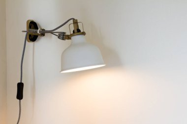Duvar arka plan üzerinde Asjustable beyaz lamba