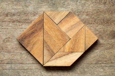 Ahşap zemin üzerine Altıgen şeklinde bulmaca Tangram