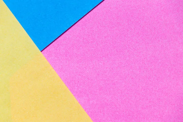 Pantalla de papel de color rosa, amarillo y azul como fondo abstracto en blanco — Foto de Stock