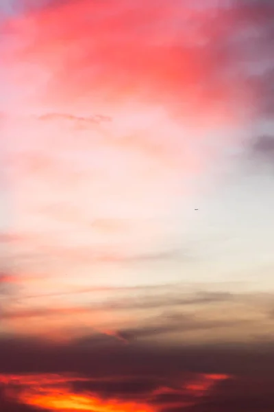 Krásná barva světlá obloha s mrakem pozadí od západu slunce — Stock fotografie
