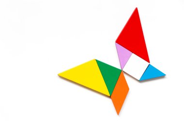 Beyaz arkaplanda kelebek şeklinde renkli ahşap tangram yapbozu