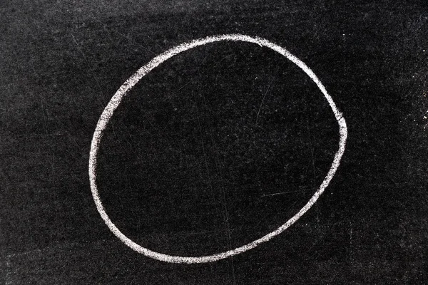 Desenho de mão de giz branco em forma de círculo no fundo do quadro negro — Fotografia de Stock